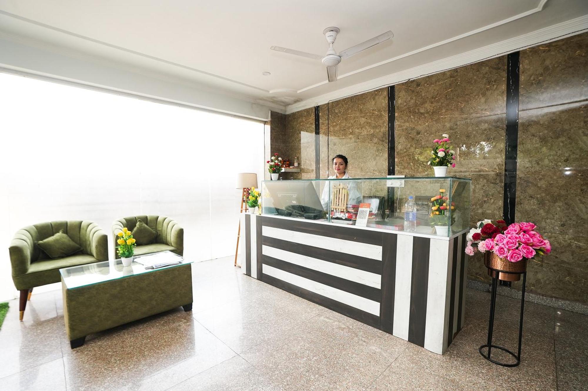 Hotel Tanvi Premium Residency Near Artemis Hospital, Gurugram Gurgaon Exterior foto