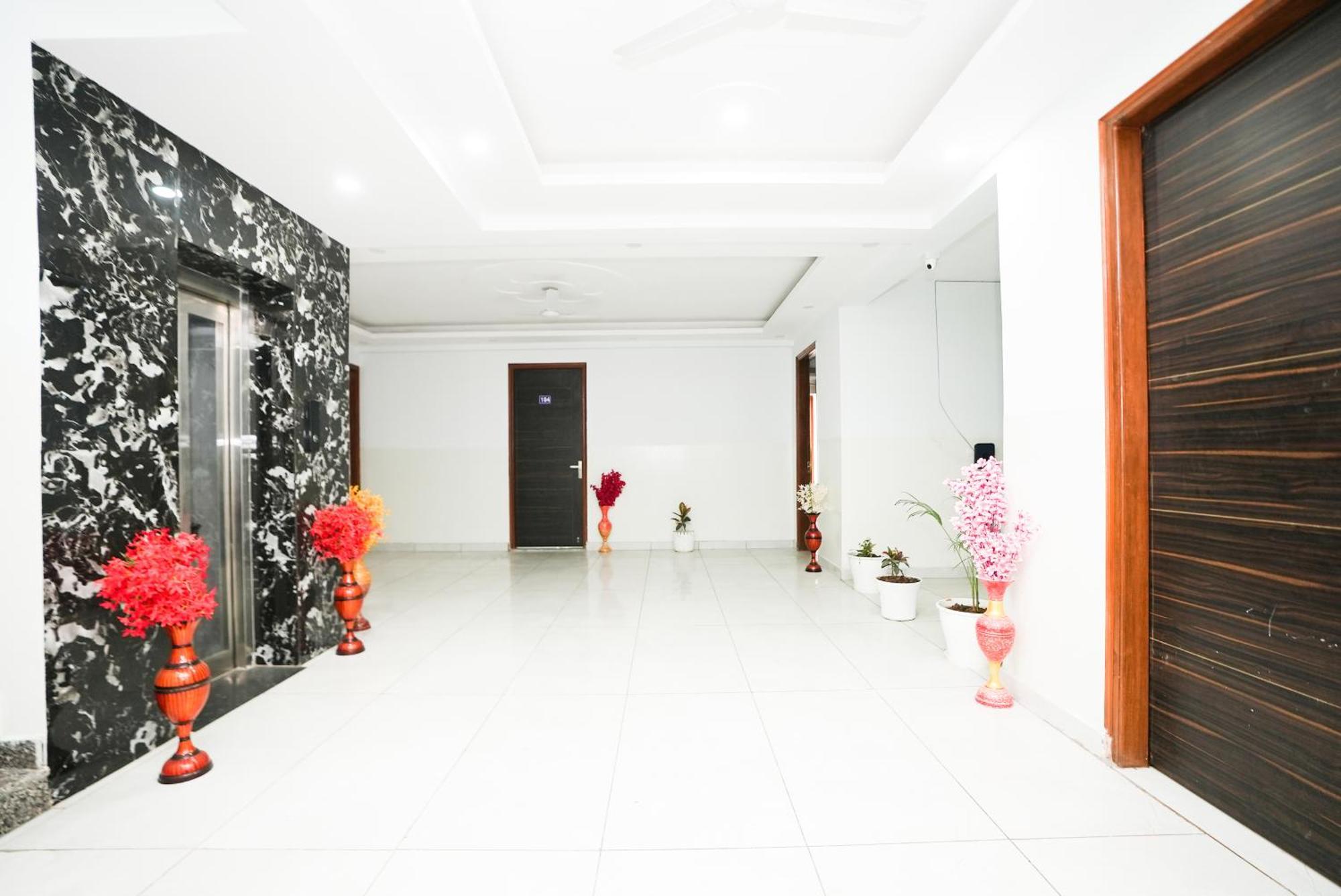 Hotel Tanvi Premium Residency Near Artemis Hospital, Gurugram Gurgaon Exterior foto